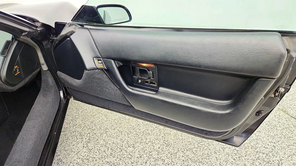Used 1991 Black Chevrolet 2dr Convertible image 25