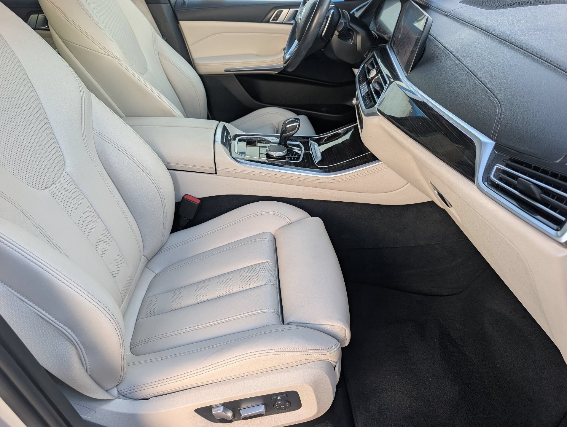 Used 2020 White BMW sDrive40i image 12