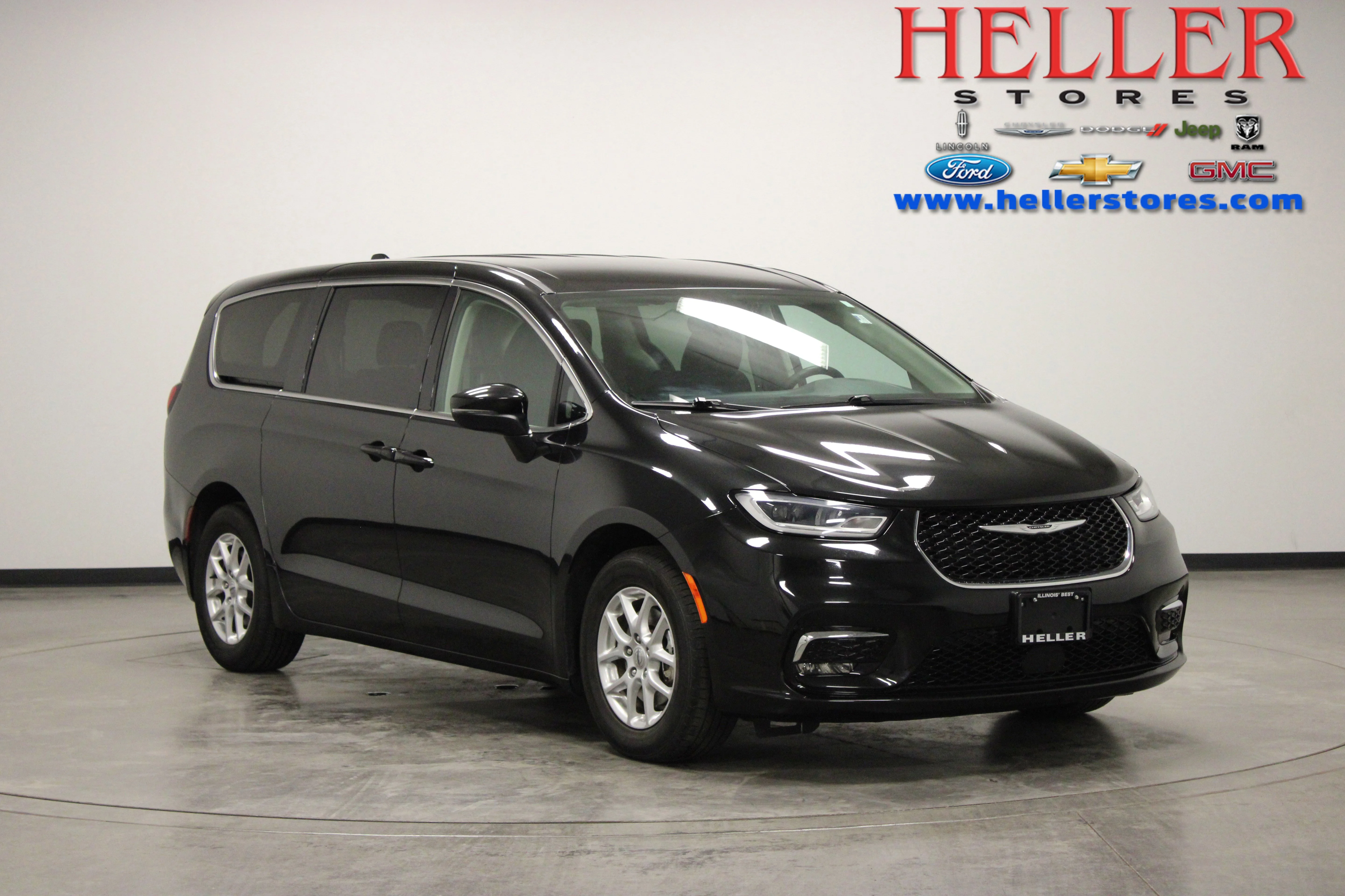 2023 Chrysler Pacifica Touring L's photo