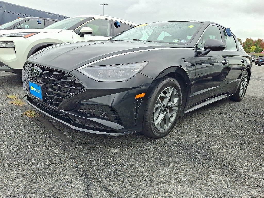 Used 2023 Black Hyundai SEL image 3