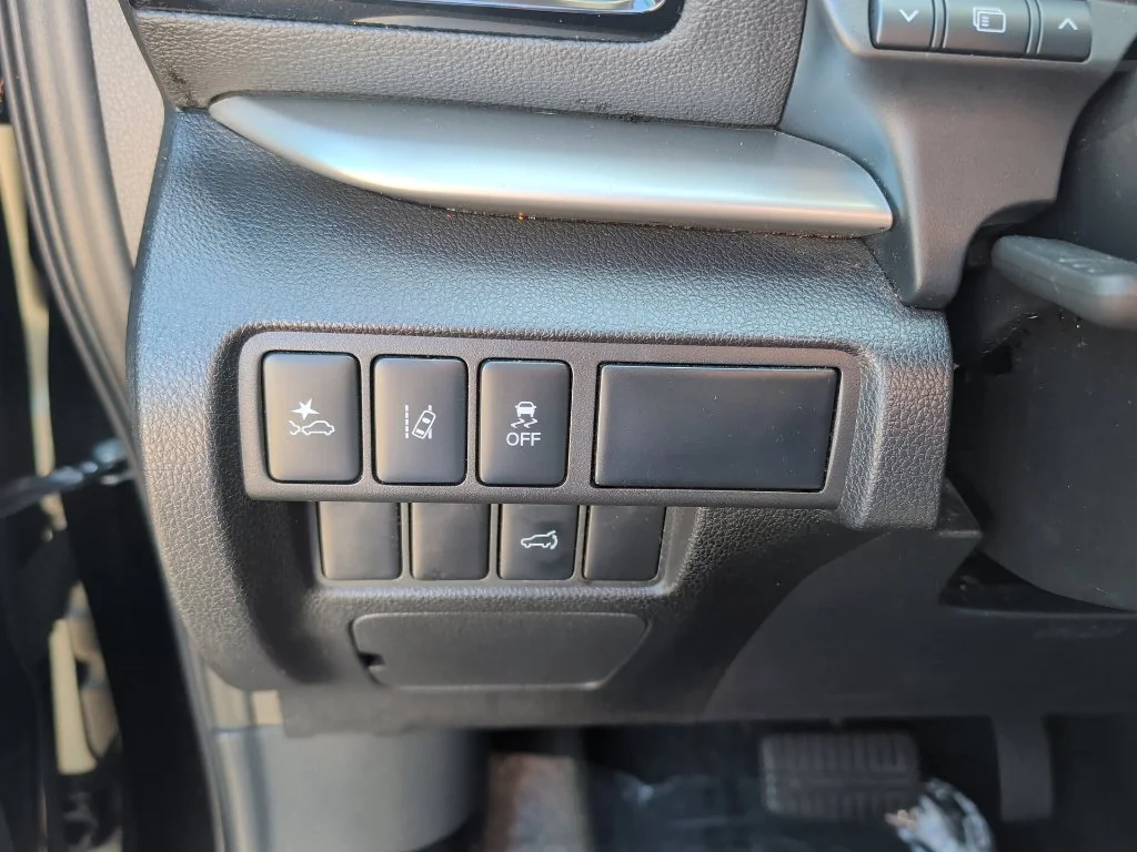 Used 2024  Mitsubishi  image 14