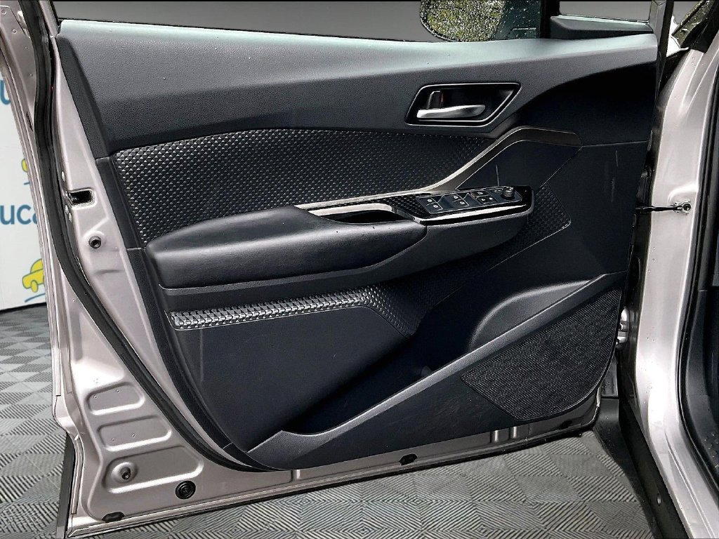 Used 2019 Silver Toyota XLE image 9