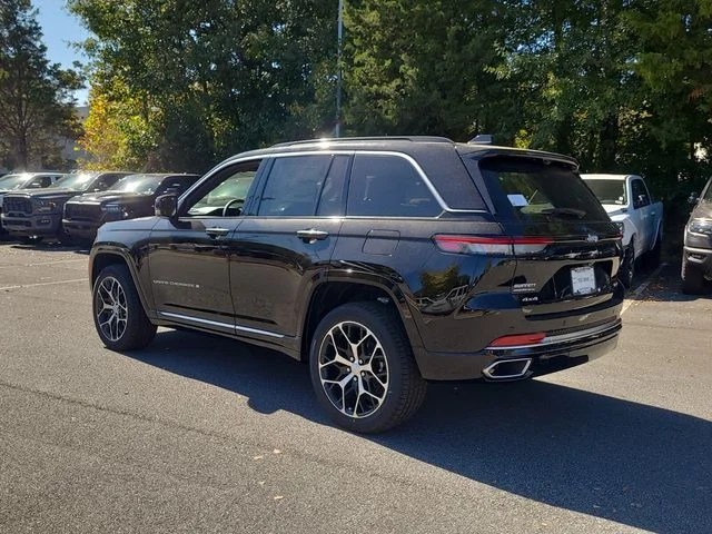 New 2025 Diamond Black Crystal Pearl-Coat Exterior Paint Jeep Summit Reserve image 2
