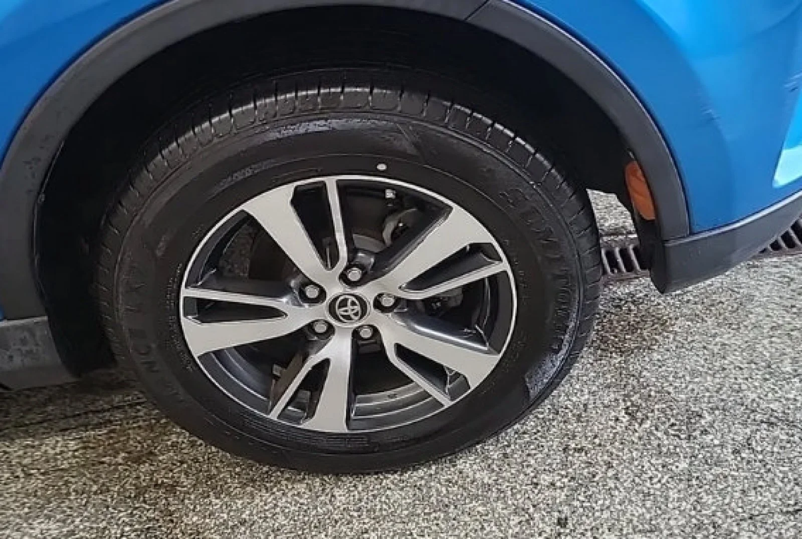 Used 2018 Electric Storm Blue Toyota XLE image 5