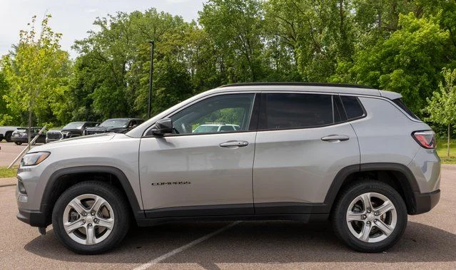Used 2023 Silver Jeep Latitude image 9