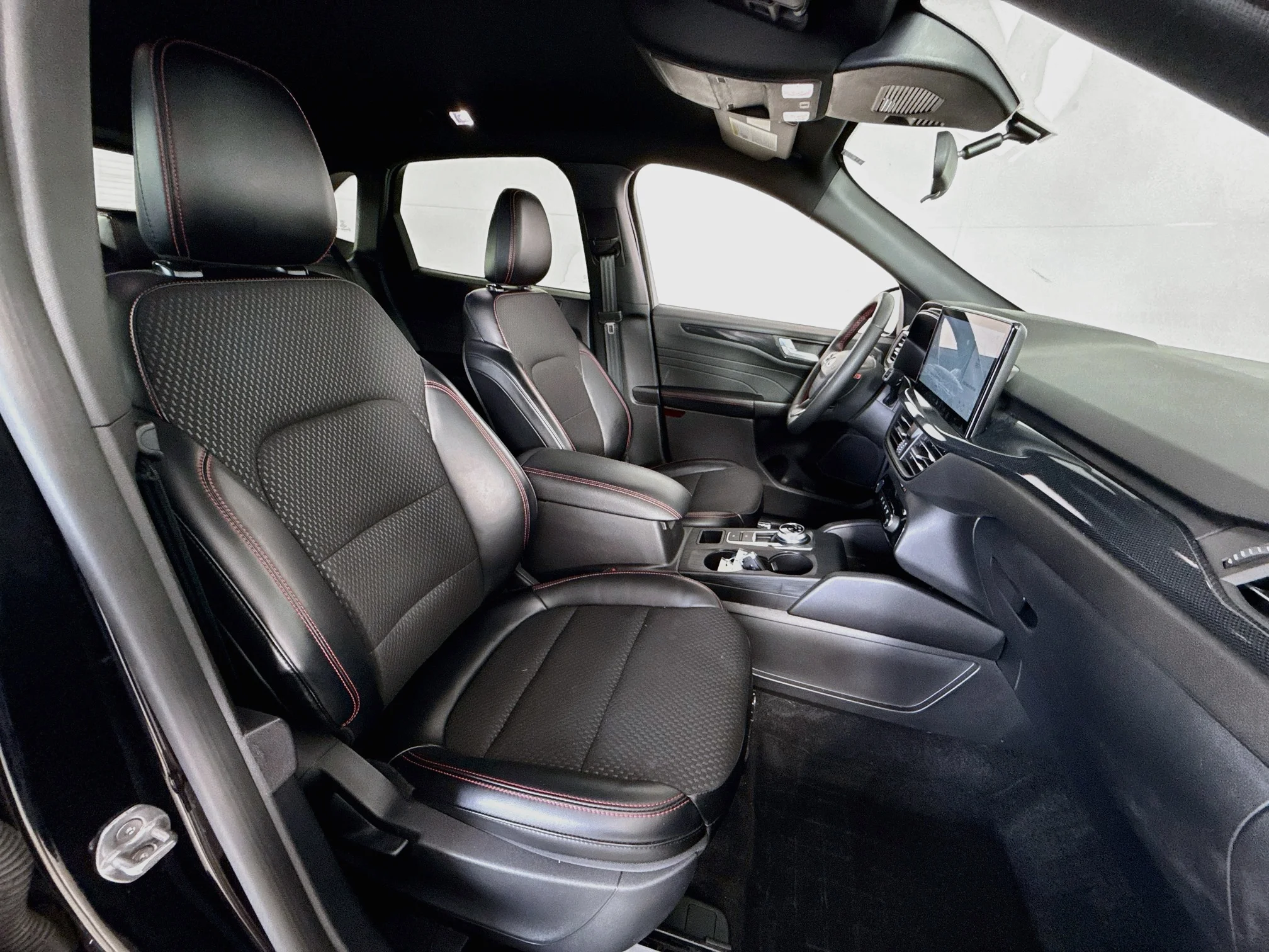 Used 2024 Agate Black Metallic Ford ST-Line image 28