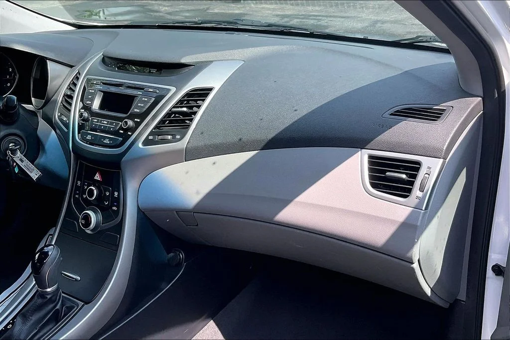 Used 2015 White Hyundai SE image 19