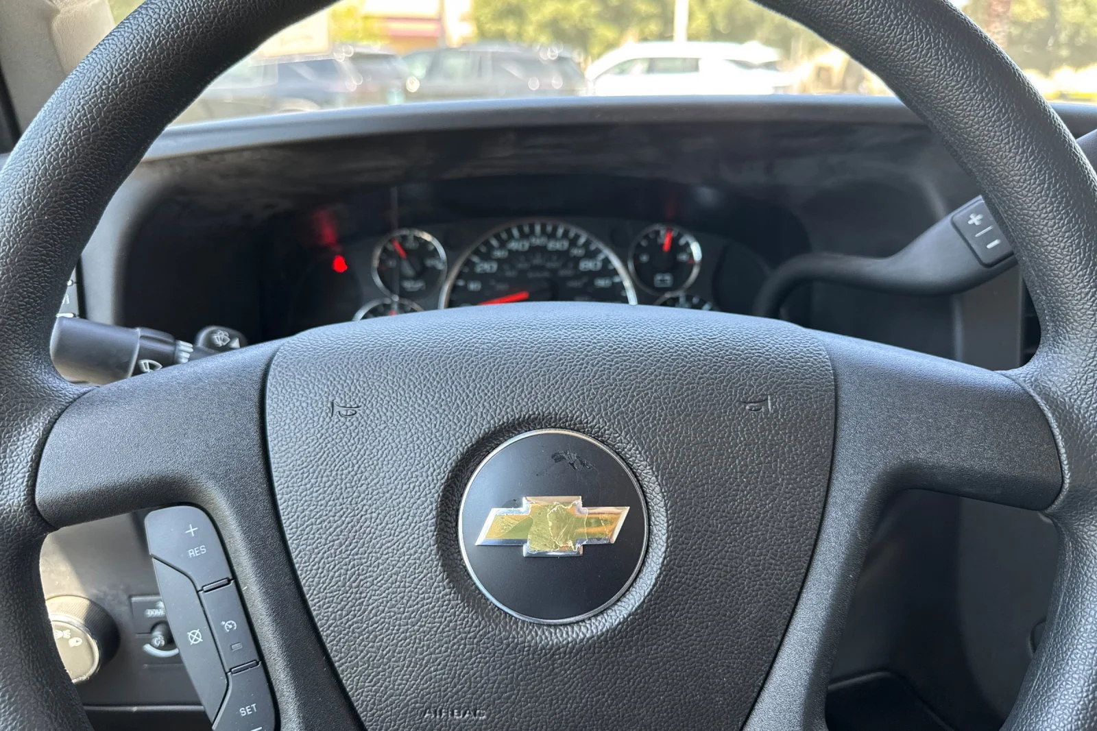 2025 Chevrolet Express Cutaway 3500 1WT view 20