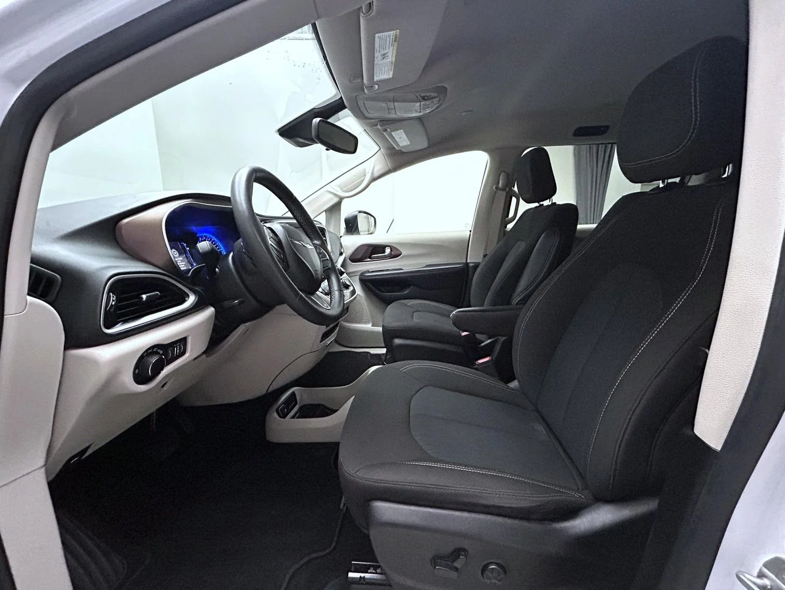 Used 2023 White Chrysler LX image 10