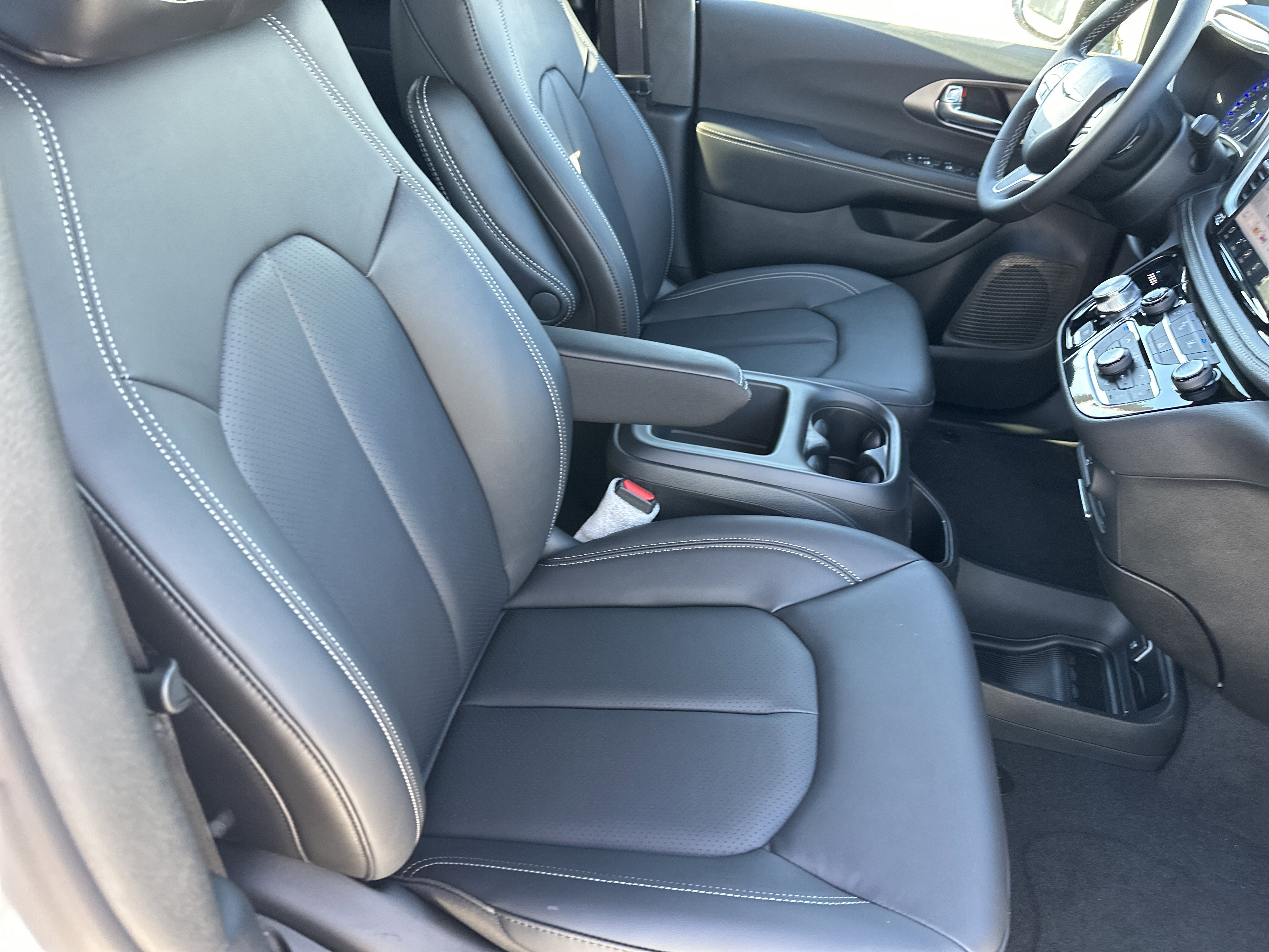 New 2026 Bright White Clear-Coat Exterior Paint Chrysler Select image 14