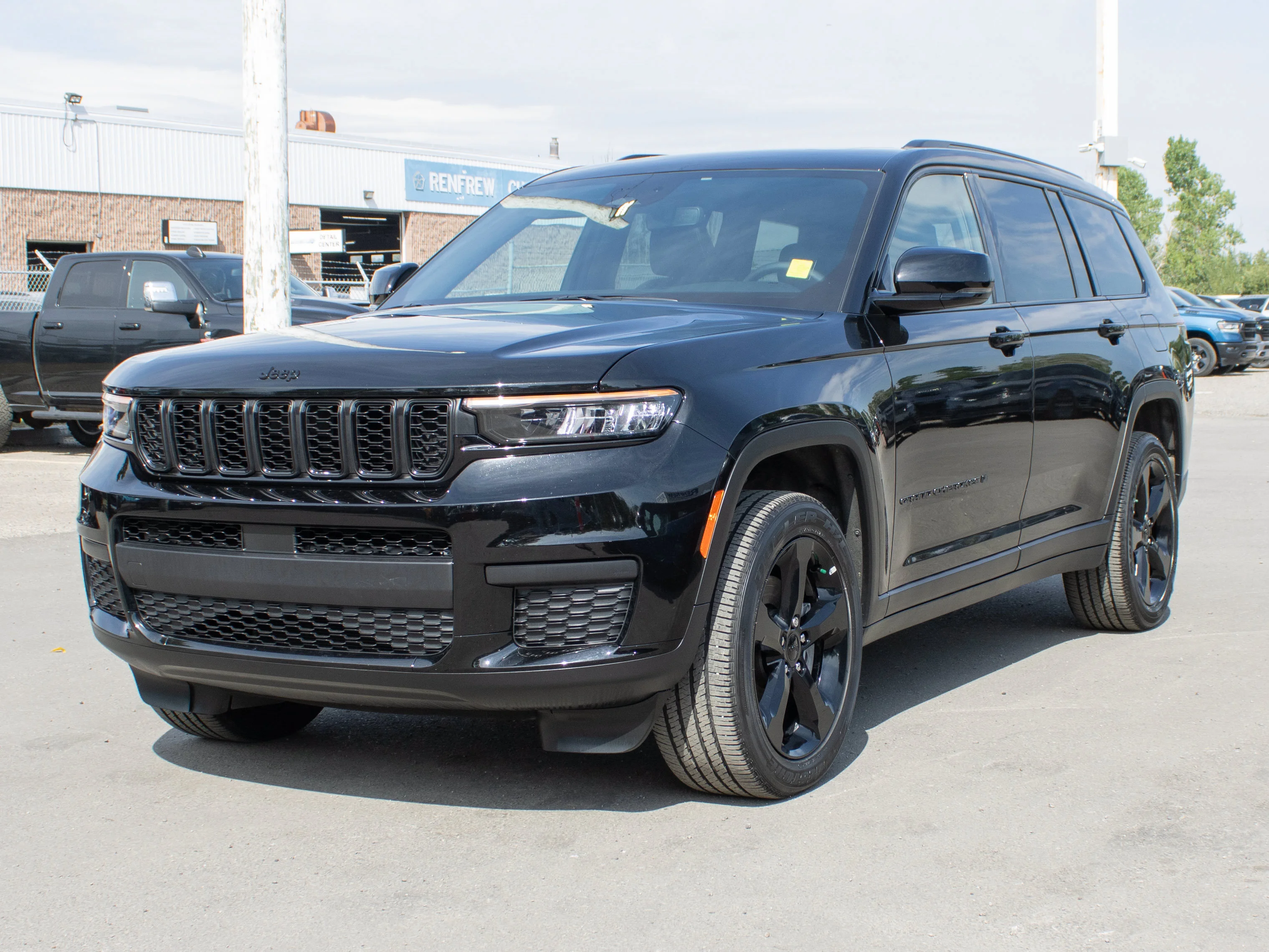 Used 2024 Black Jeep Altitude* | 3rd Row | Capri Leatherette & Suede Seats | Power Sunroof | Heated Seats & Steering Whee image 12