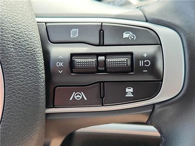 Used 2023 White KIA SX Front-Wheel Drive image 19