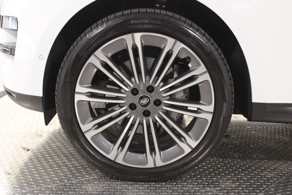 Used 2024  Land Rover SE image 11