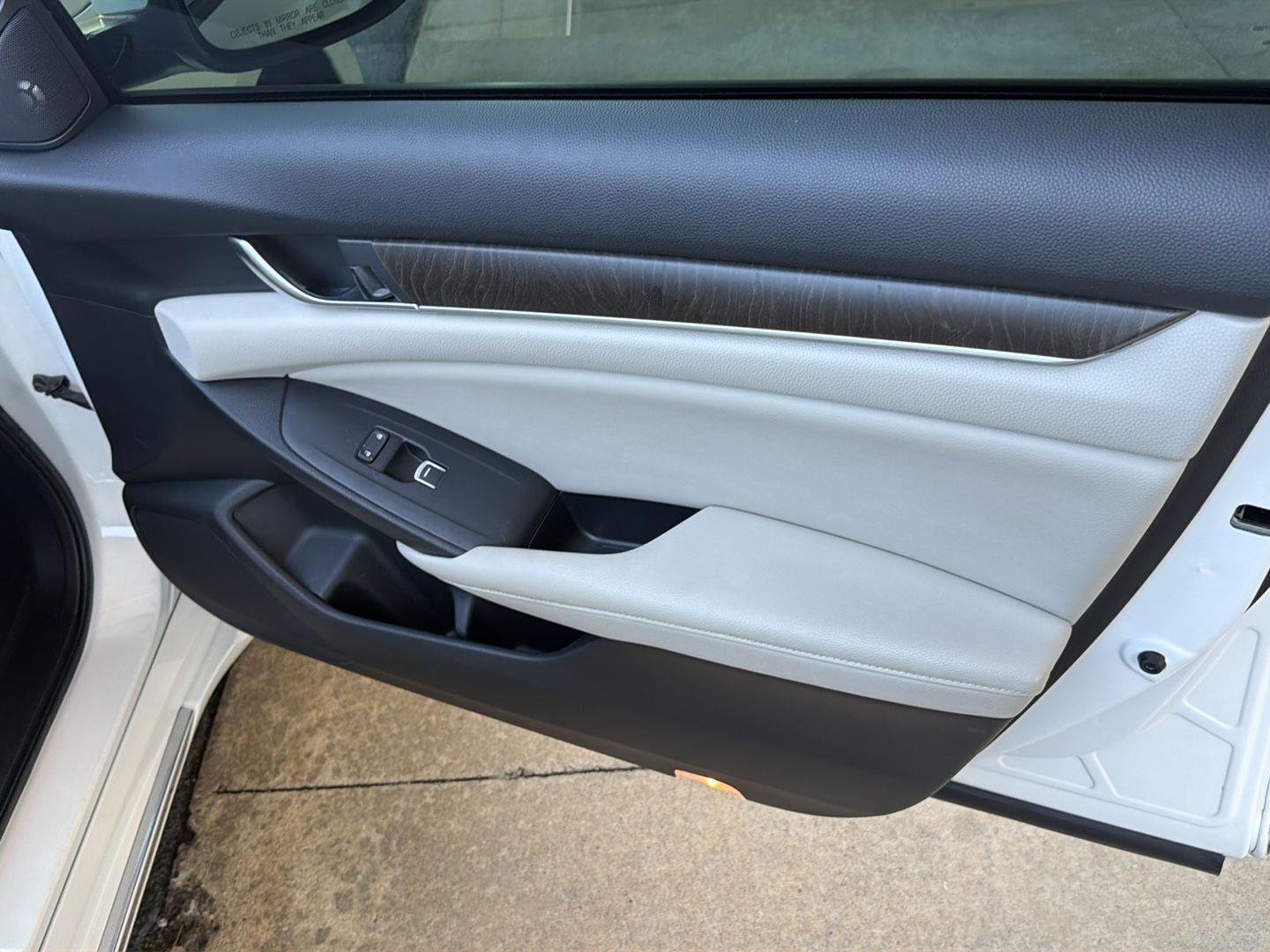 Used 2018 Platinum White Pearl Honda Touring image 14