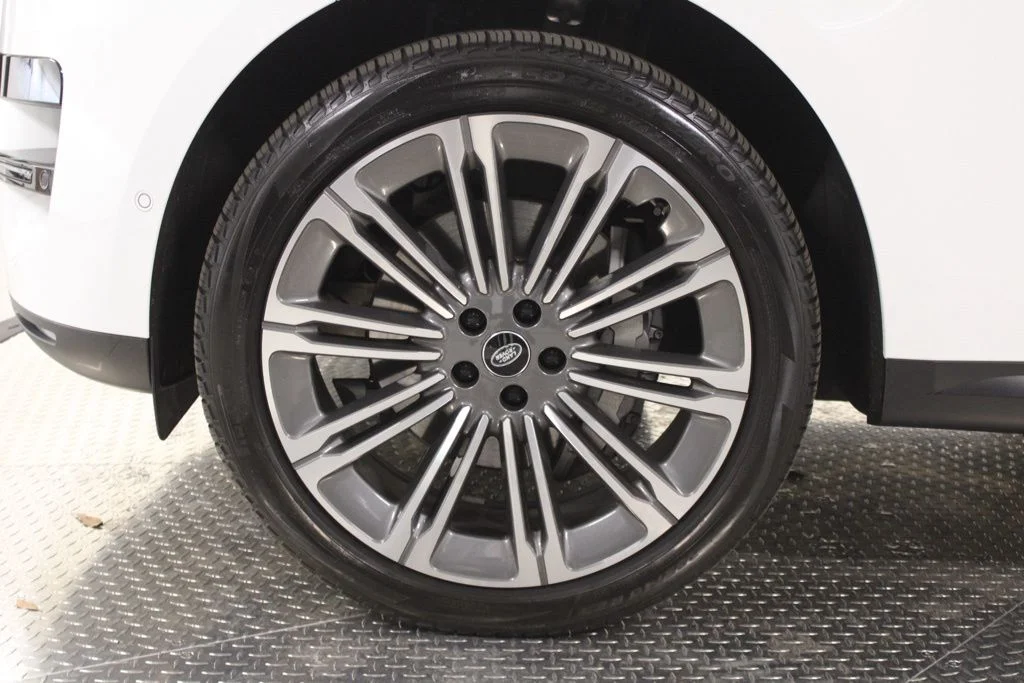 Used 2024 White Land Rover SE image 11