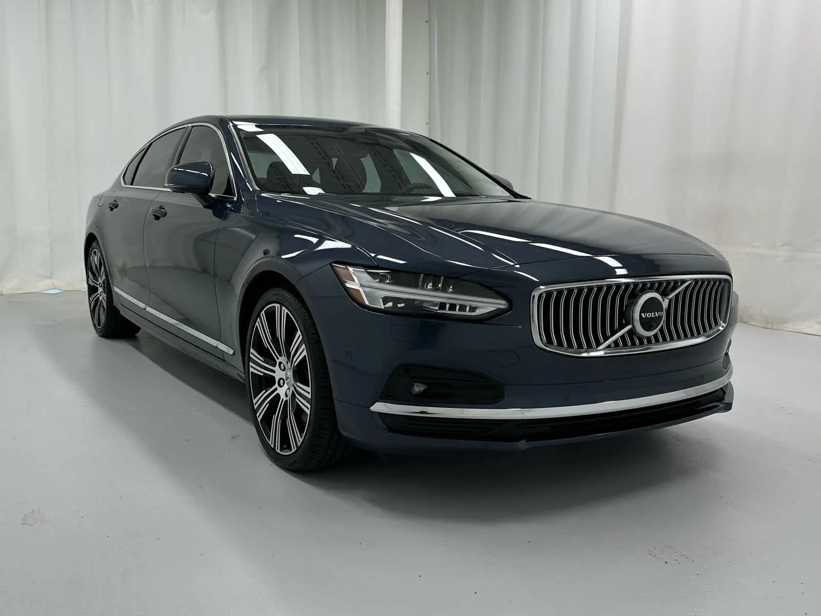 2023 Volvo S90 B6 Plus AWD's photo