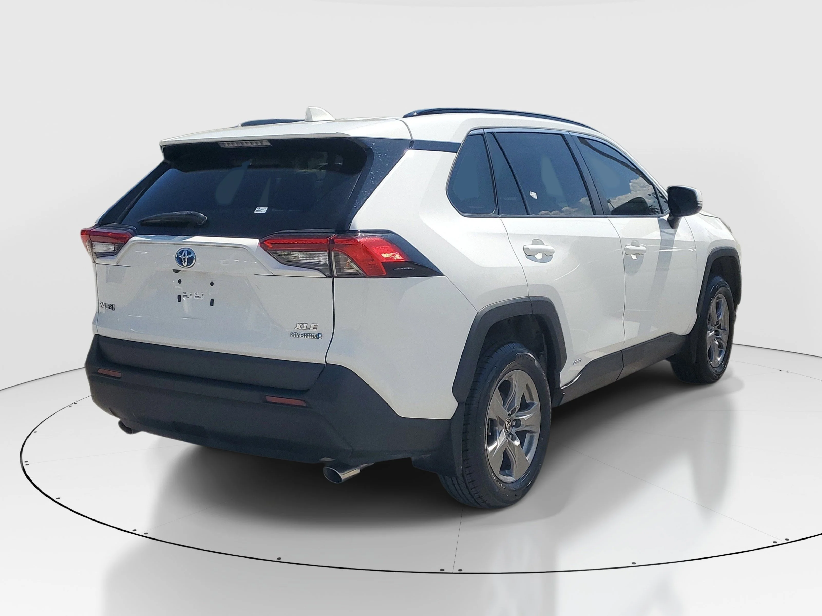 Used 2024 Ice Toyota Hybrid XLE image 3