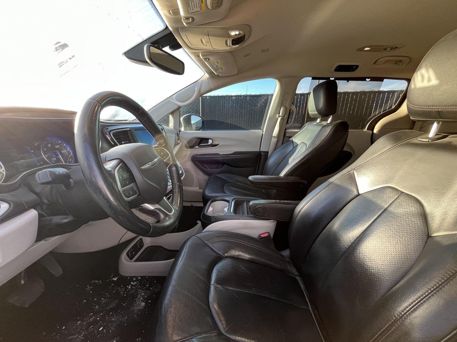 Used 2020 Brilliant Black Crystal Pearlcoat Chrysler Touring L image 7