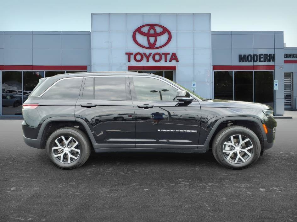 Used 2025 Diamond Black Crystal Pearlcoat Jeep Limited image 8