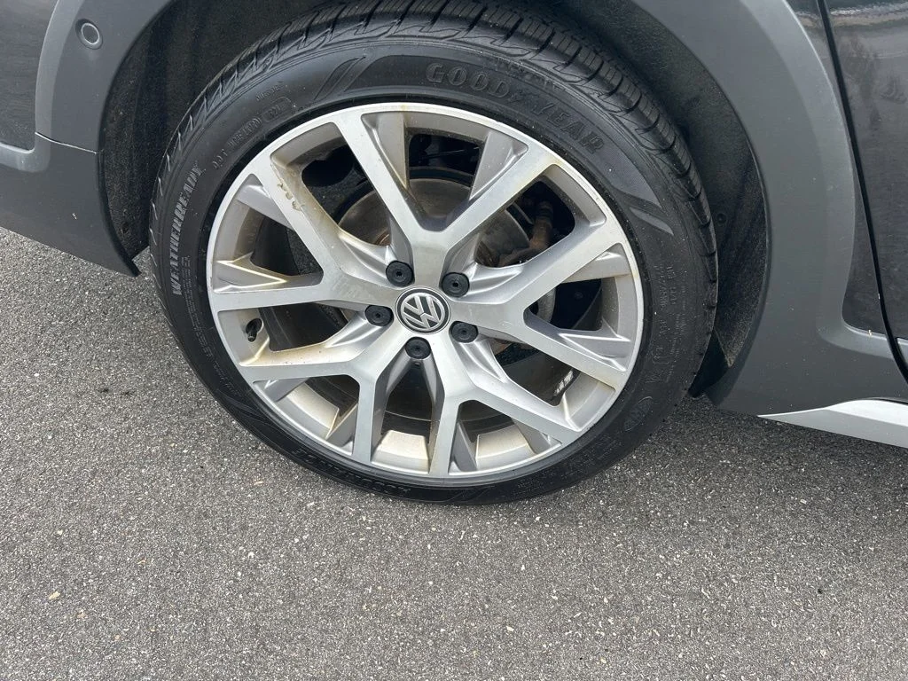 Used 2018 Black Volkswagen  image 4
