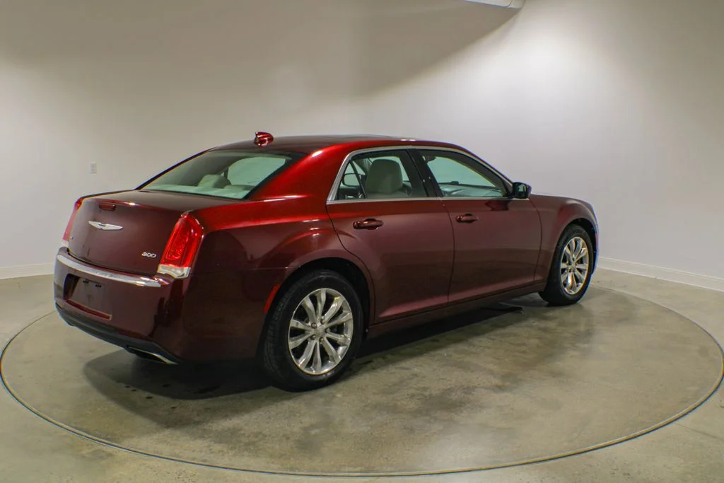 Used 2015 Velvet Chrysler Limited image 5