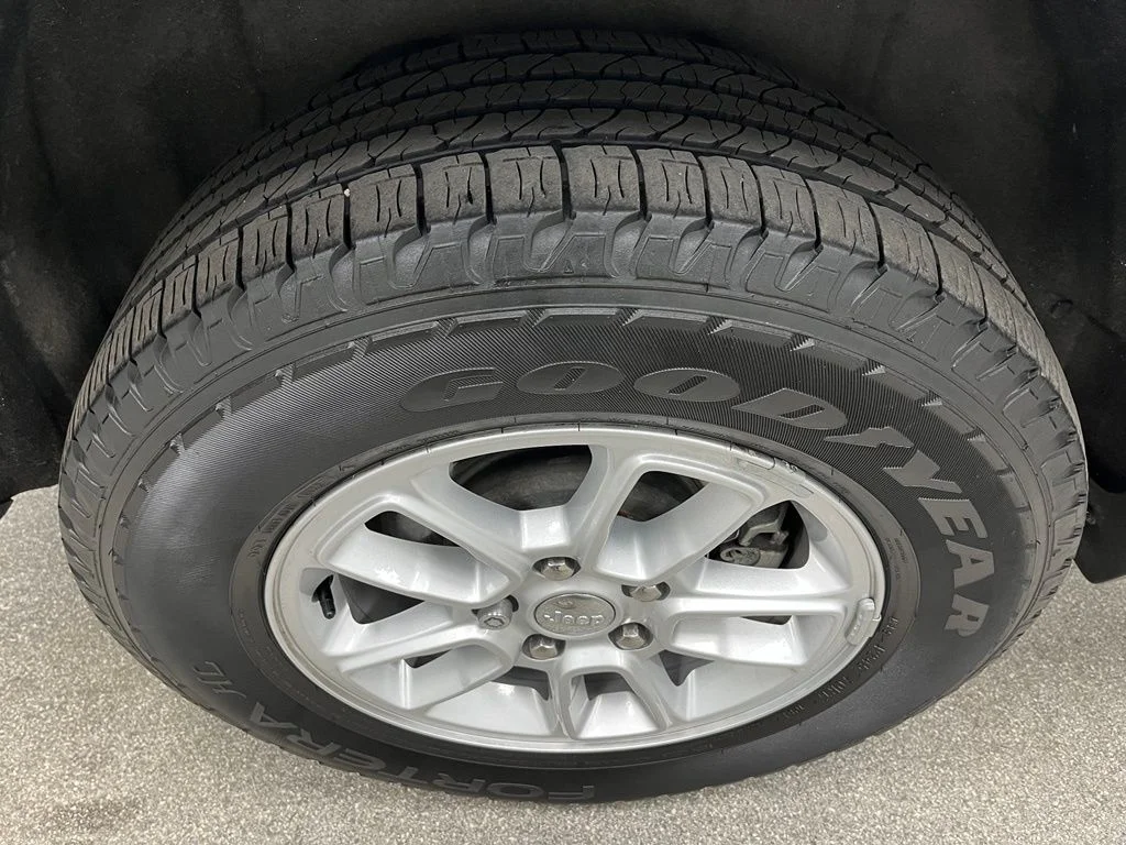 Used 2020 White Jeep Laredo E image 17