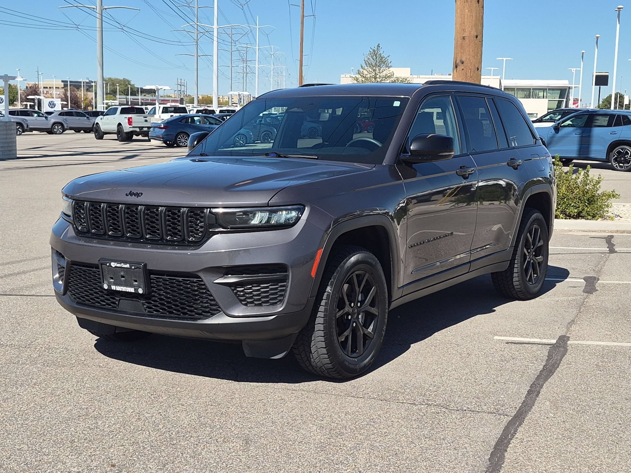 Used 2024 Baltic Gray Metallic Clearcoat Jeep Altitude image 8