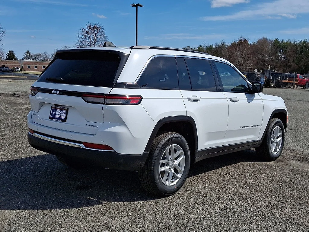 New 2026 Bright White Clear-Coat Exterior Paint Jeep Laredo X image 8