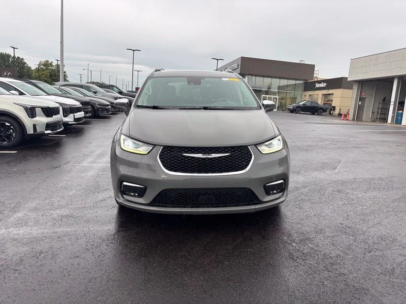 Used 2022 White Chrysler Limited image 2