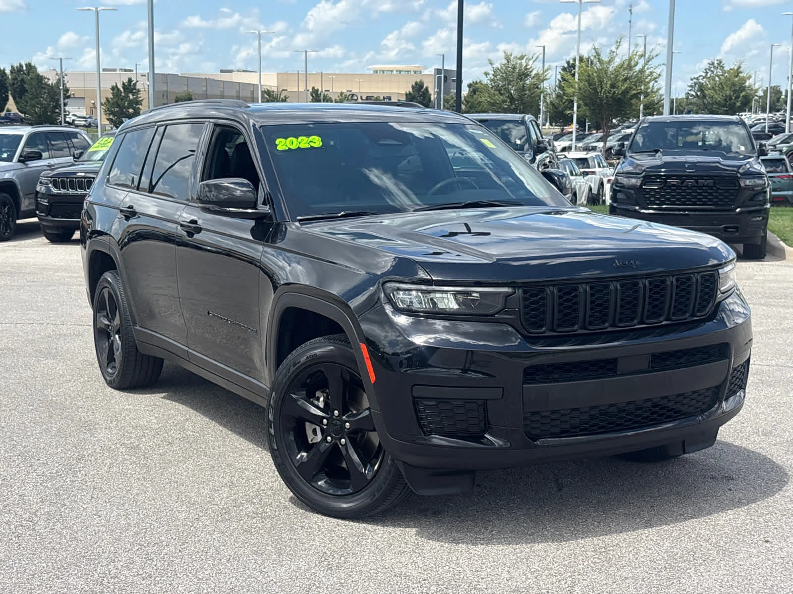 Used 2023 Diamond Black Crystal Pearlcoat Jeep Altitude X image 2