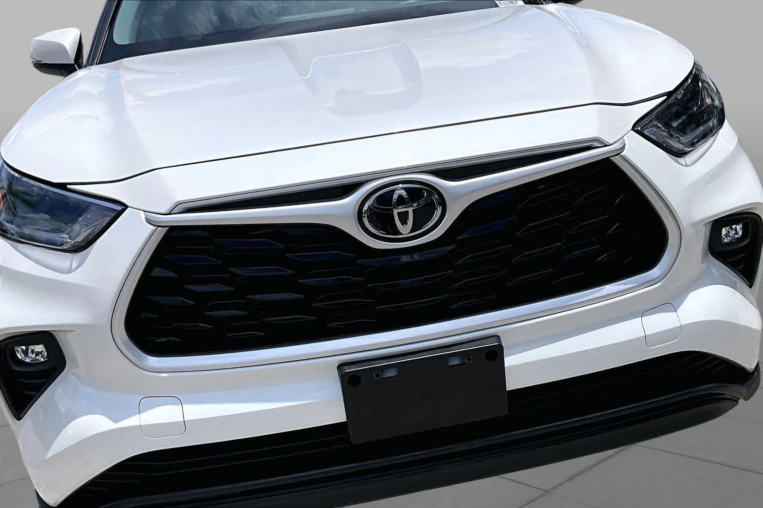 Used 2021 Blizzard Pearl Toyota XLE image 30