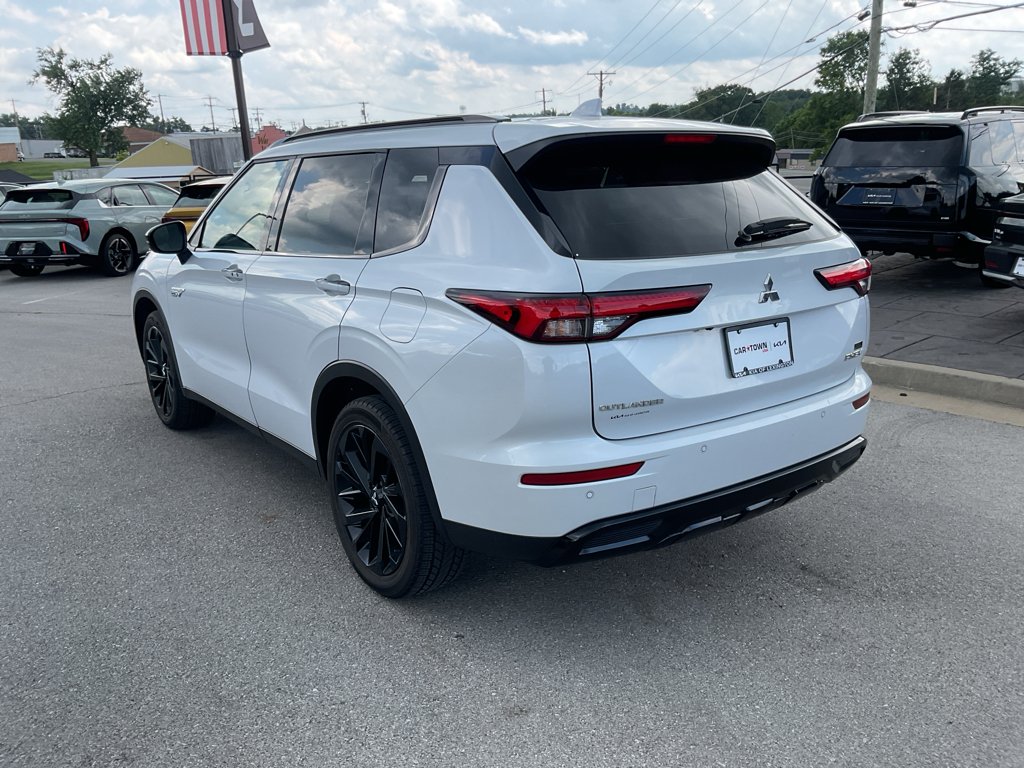 Used 2025 White Diamond Mitsubishi SEL Black Edition image 8