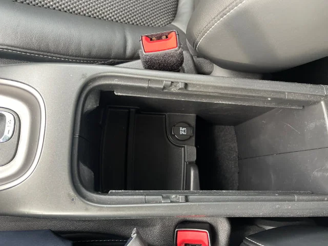 Used 2018 White Dodge Crossroad image 17