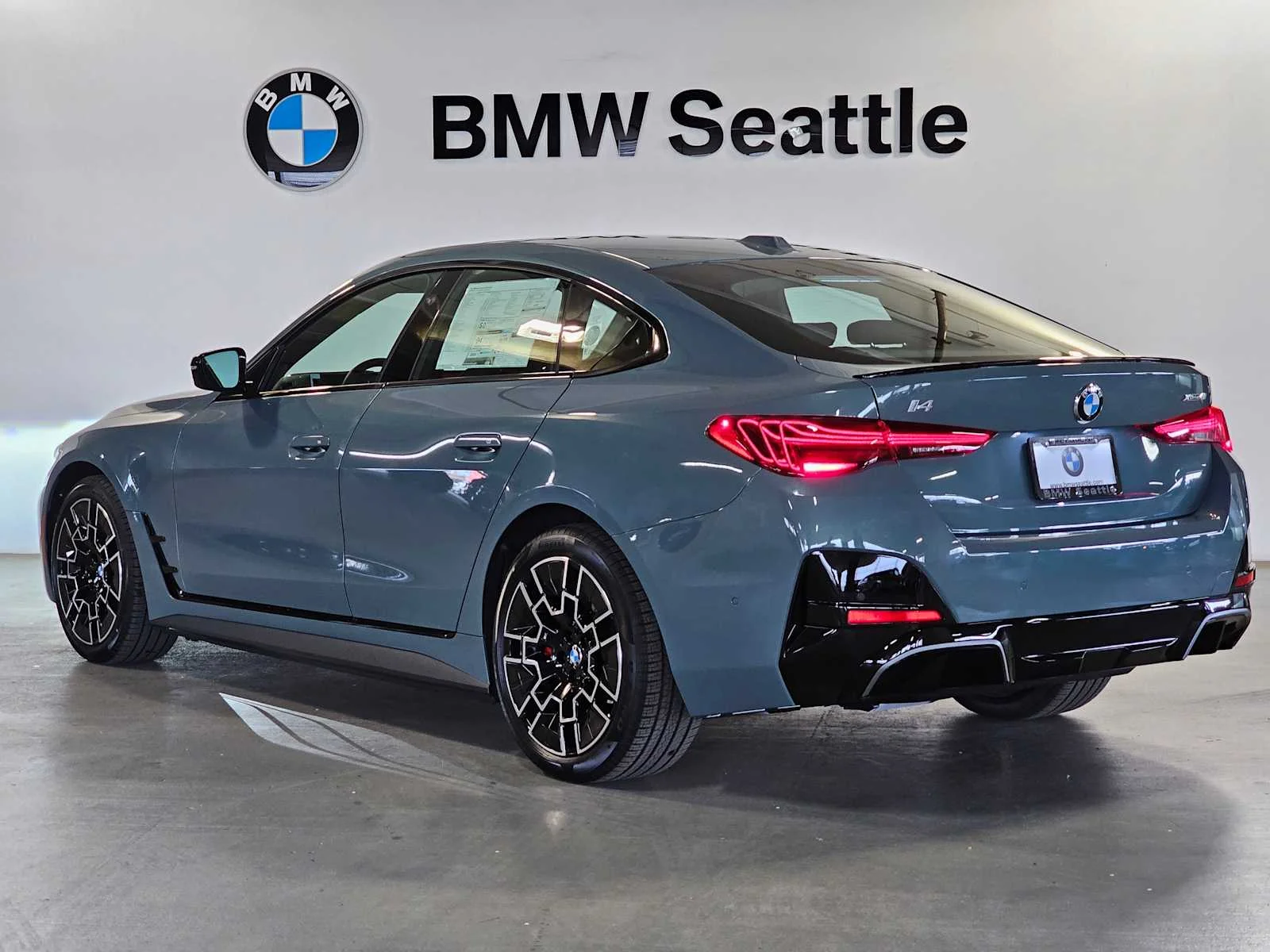 New 2026 Cape York Green Metallic BMW xDrive40 image 4