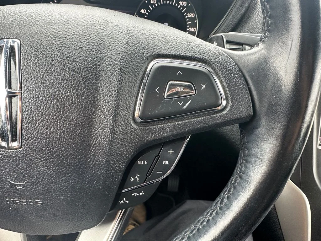 Used 2015 Red Lincoln Base image 21