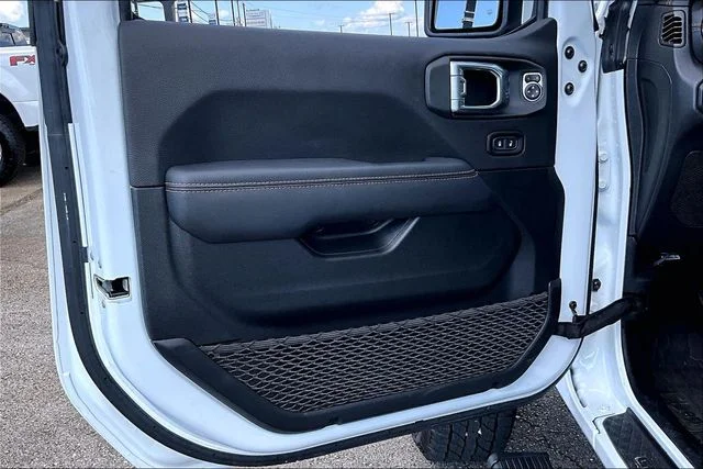 Used 2023 White Jeep Overland image 17