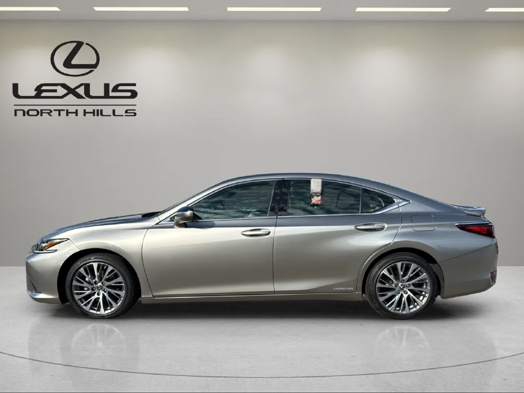 Used 2020 Silver Lexus 300h image 9
