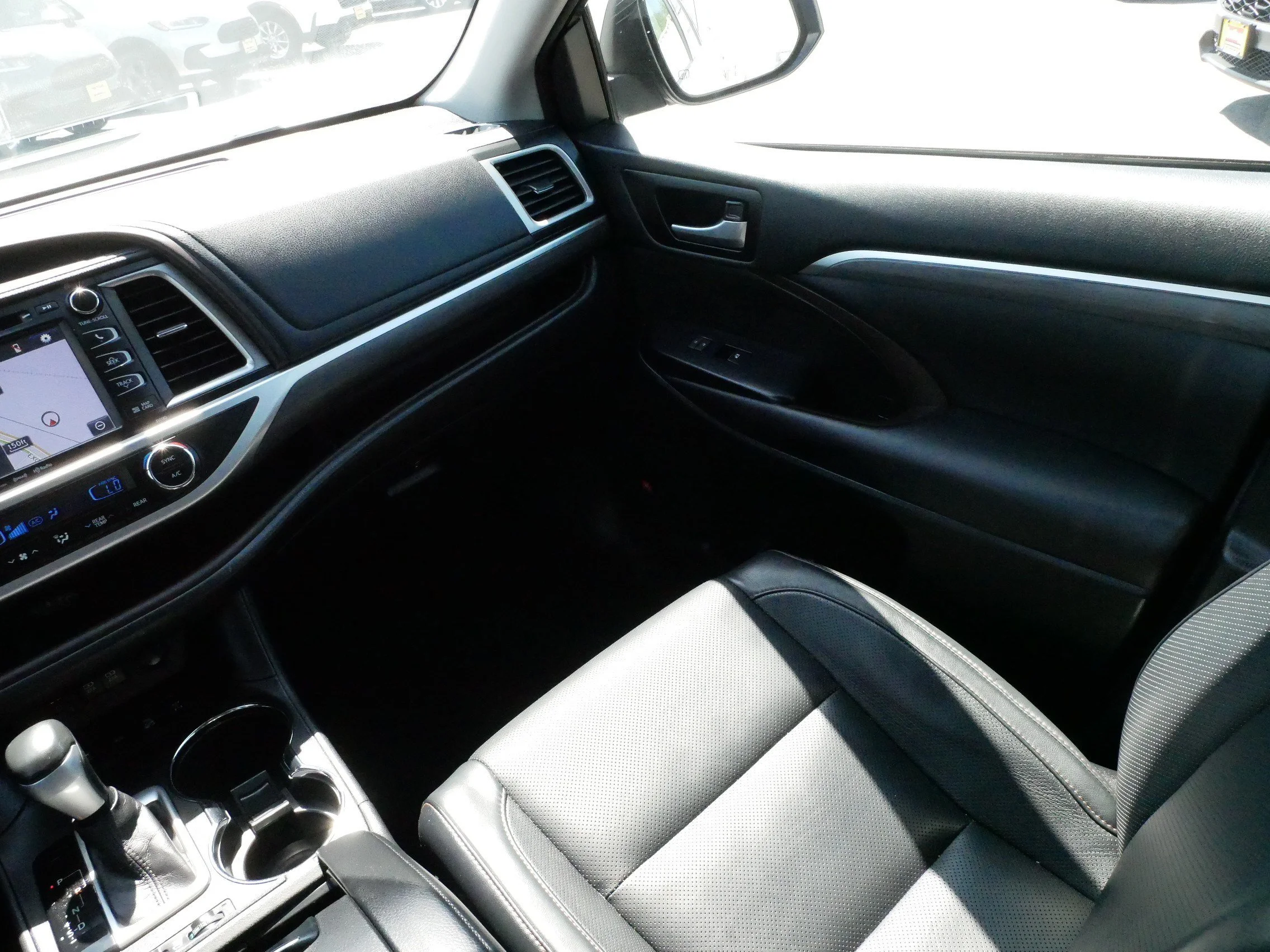 Used 2017 Blizzard Pearl Toyota Limited Platinum image 11