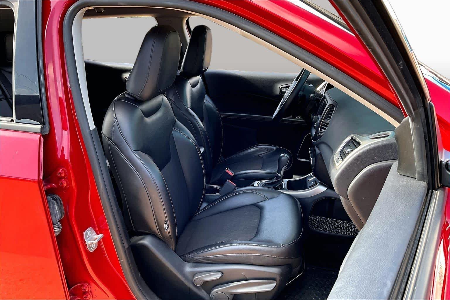 Used 2018 Redline Pearlcoat Jeep Latitude image 9