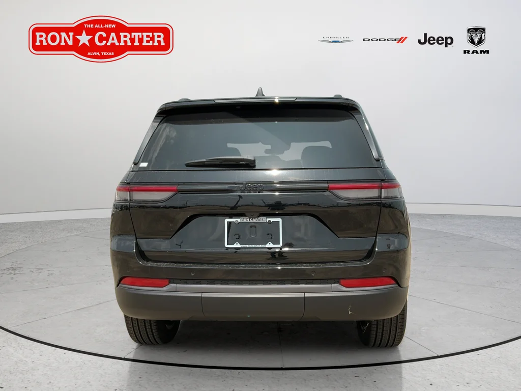 New 2026 Diamond Black Crystal Pearl-Coat Exterior Paint Jeep Limited image 5