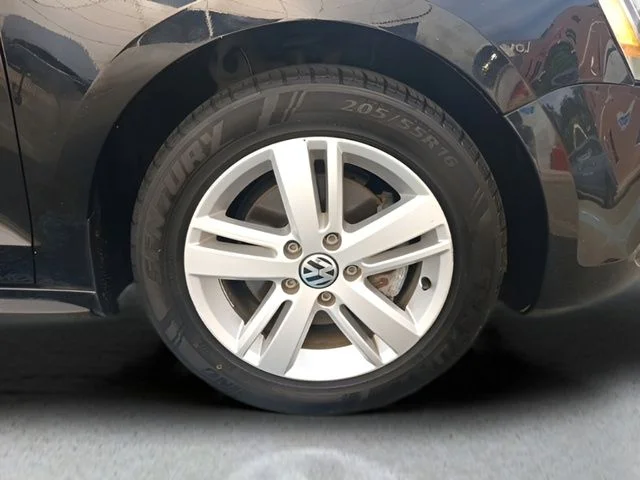 Used 2014 Black Volkswagen SEL image 10