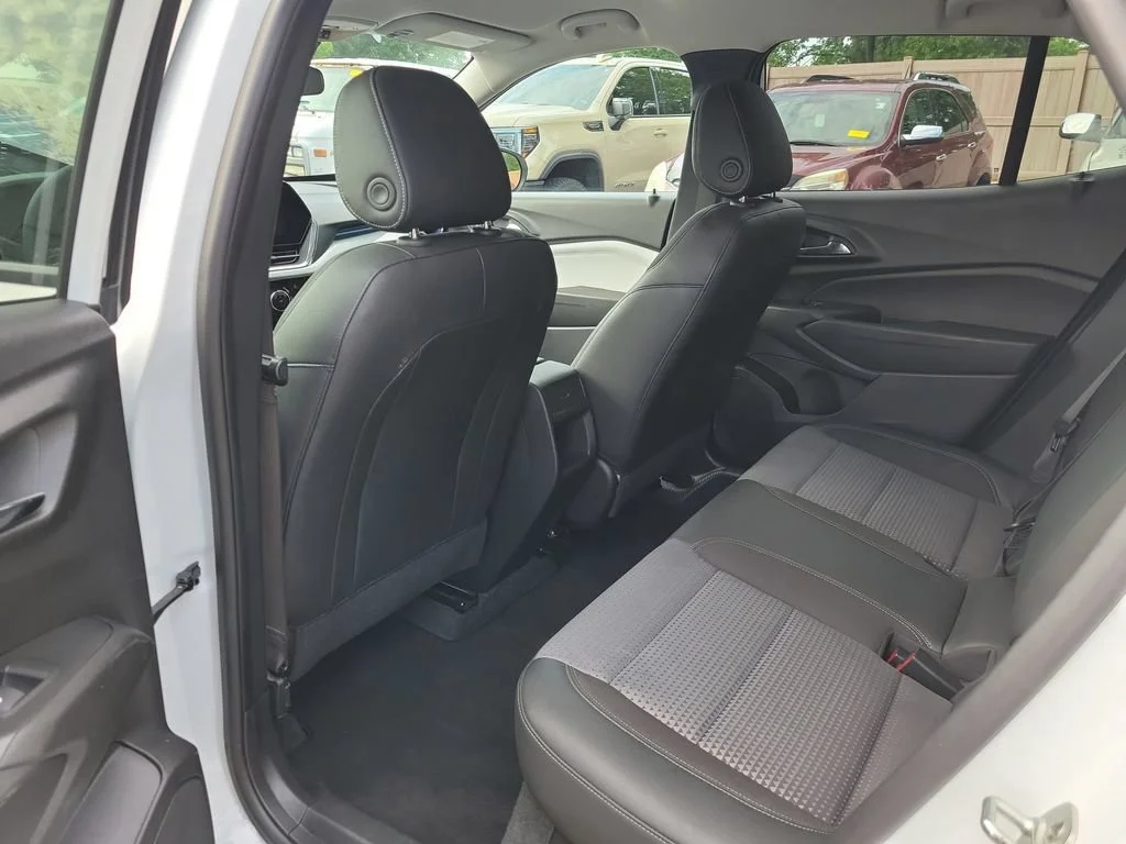Used 2025 Summit White Chevrolet LT image 16
