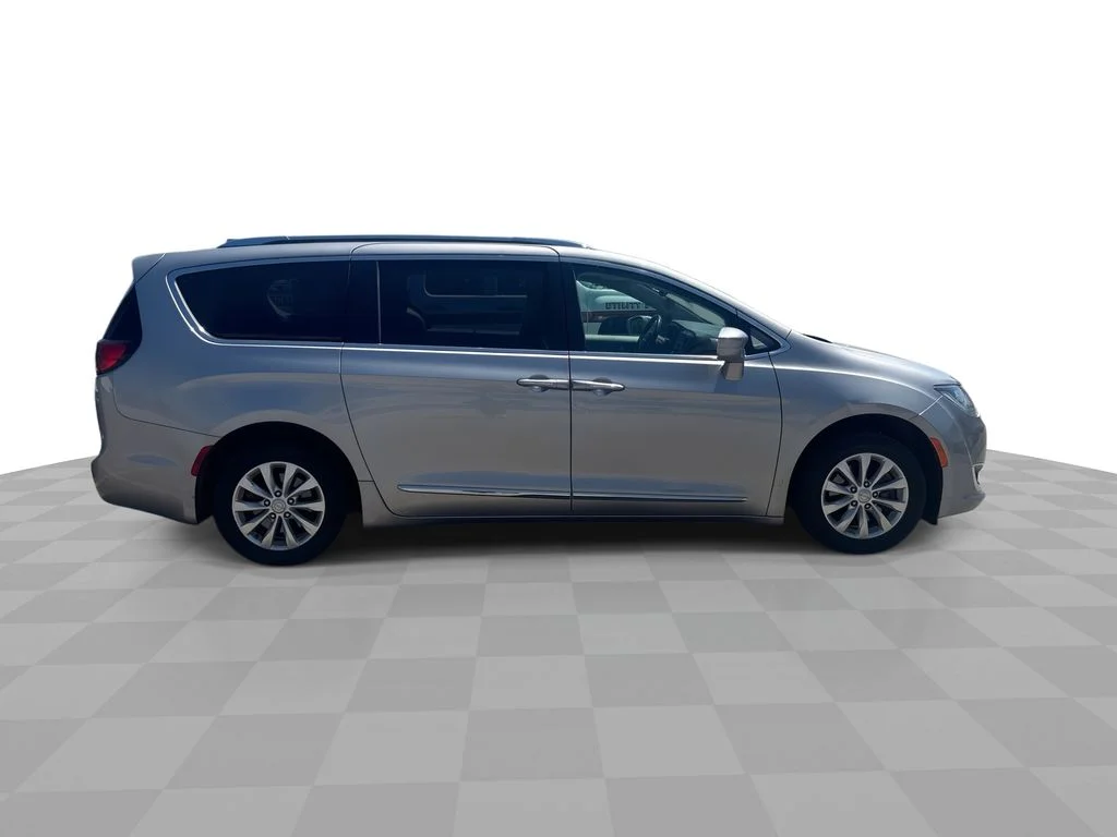 Used 2018 Silver Chrysler Touring L image 8