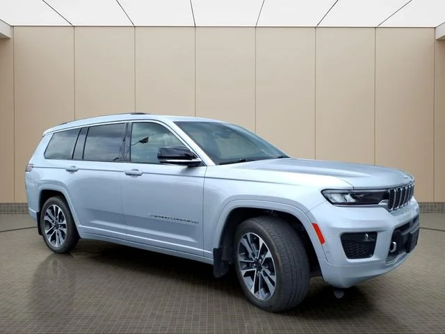 Used 2023 Silver Jeep Overland image 5