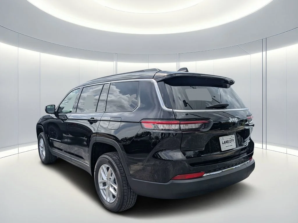 New 2026 Diamond Black Crystal Pearlcoat Jeep Laredo image 6