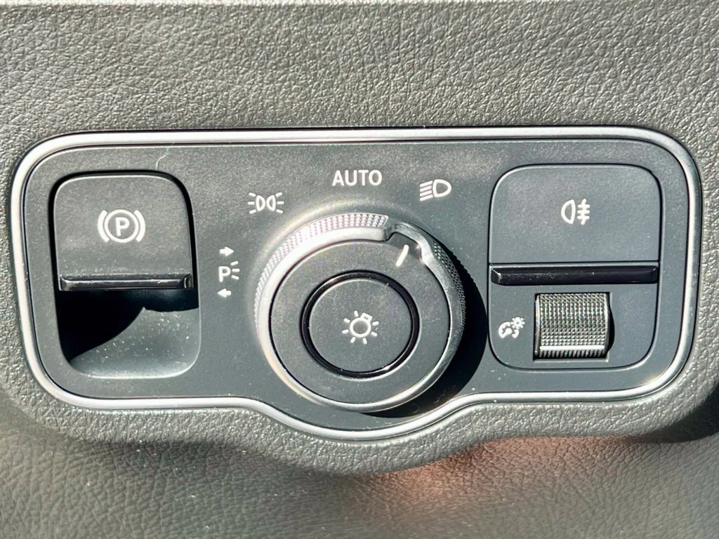 Used 2023  Mercedes-Benz GLA 250 image 35