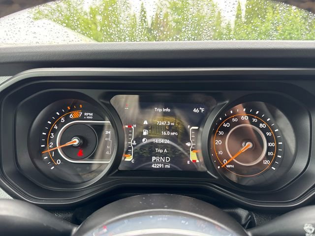 Used 2025 Granite Crystal Metallic Clearcoat Jeep Sahara image 27