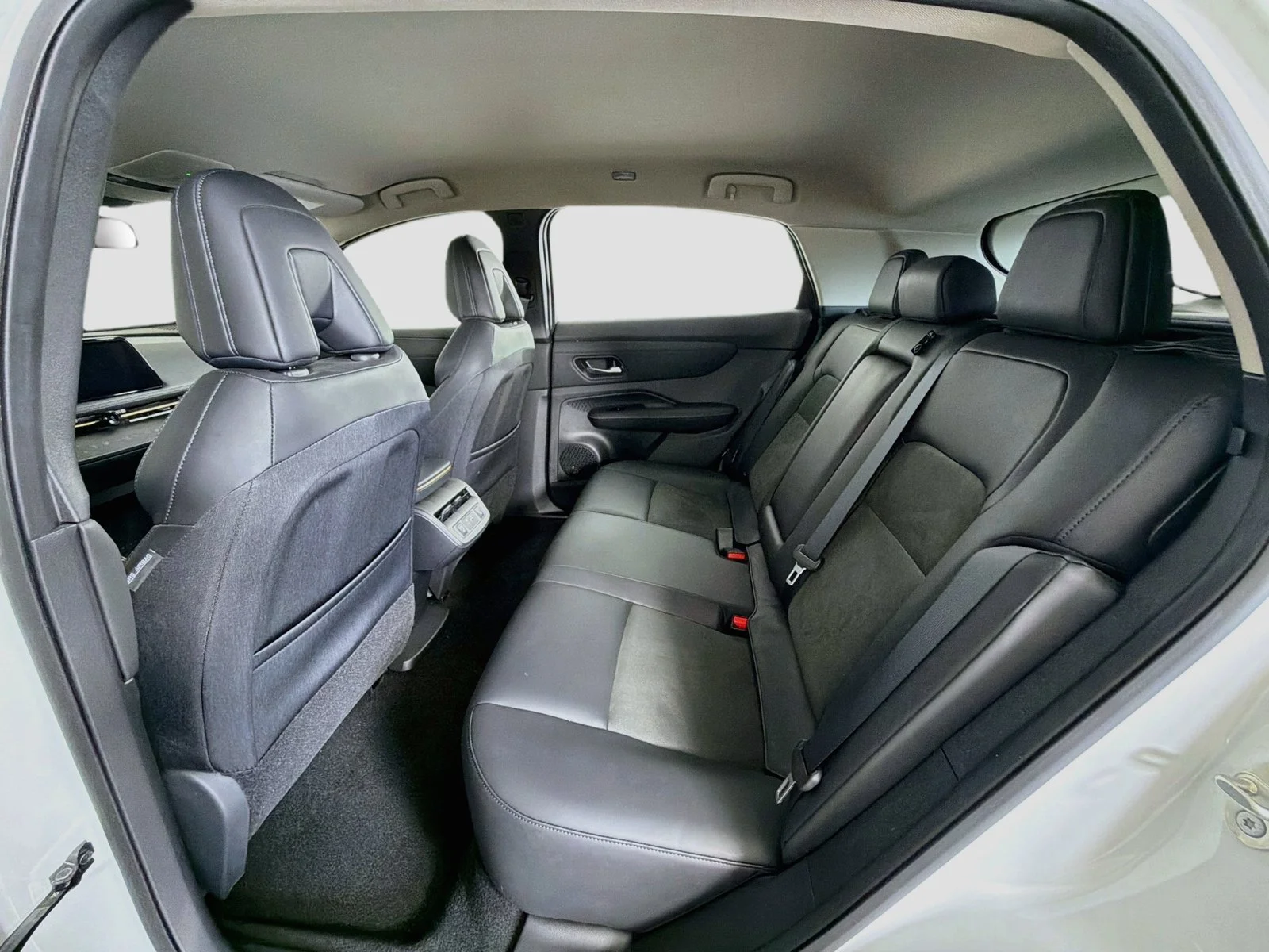 Used 2024 Everest White Pearl Tricoat/Black Diamond Pearl Nissan ENGAGE image 26