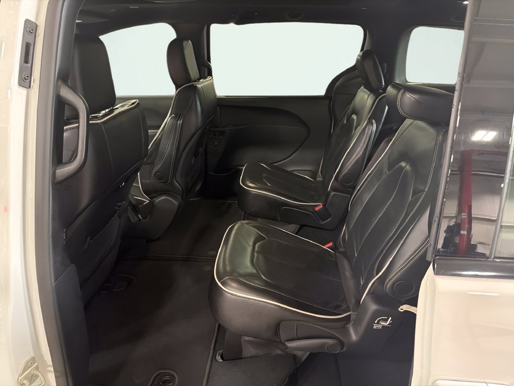 Used 2025  Chrysler Limited image 10