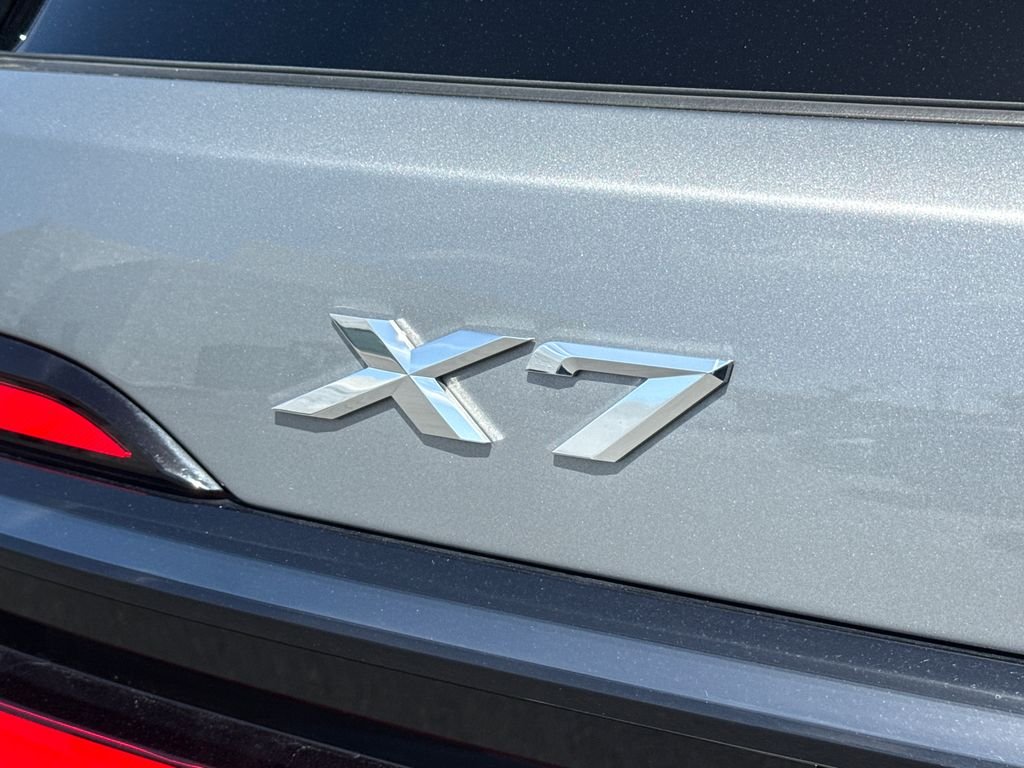 Used 2024 Gray BMW xDrive40i image 10